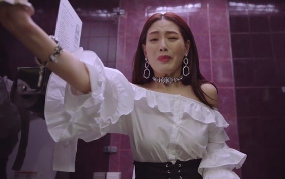 女友肚痛難耐在房間噴發式拉大便  男友反應曝光！1舉獲大讚：係真愛 