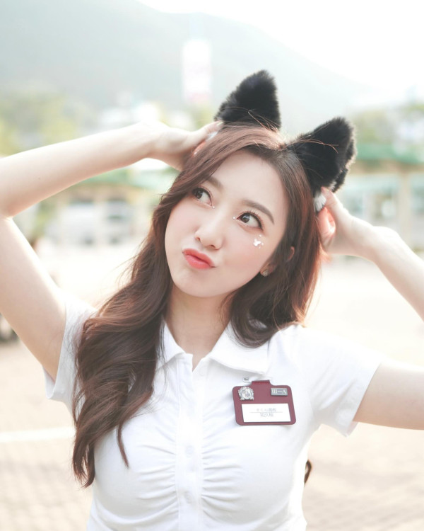 TVB「A0女神」激罕甫泳裝照 酒店泳池游夜水大騷美背 網友:索到暈!