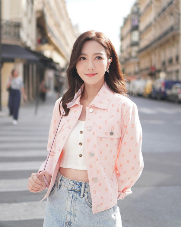 何依婷挺5個月肚佈置聖誕樹