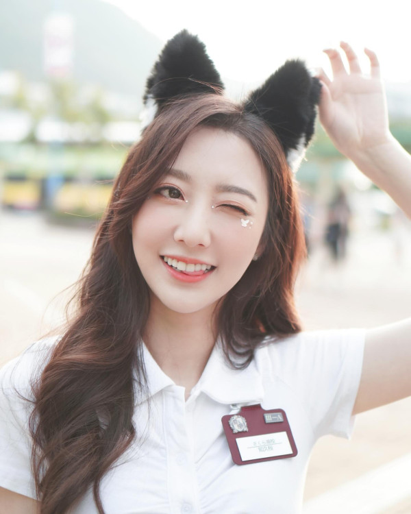 何依婷挺5個月肚佈置聖誕樹