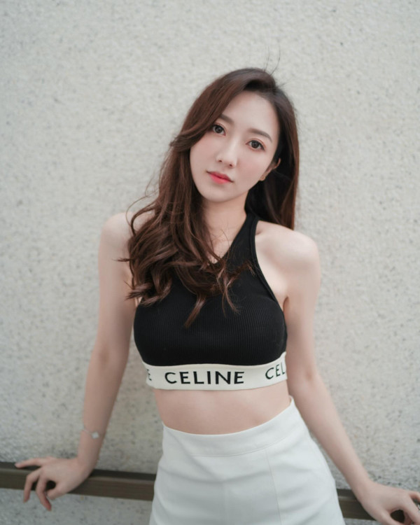 何依婷挺5個月肚佈置聖誕樹