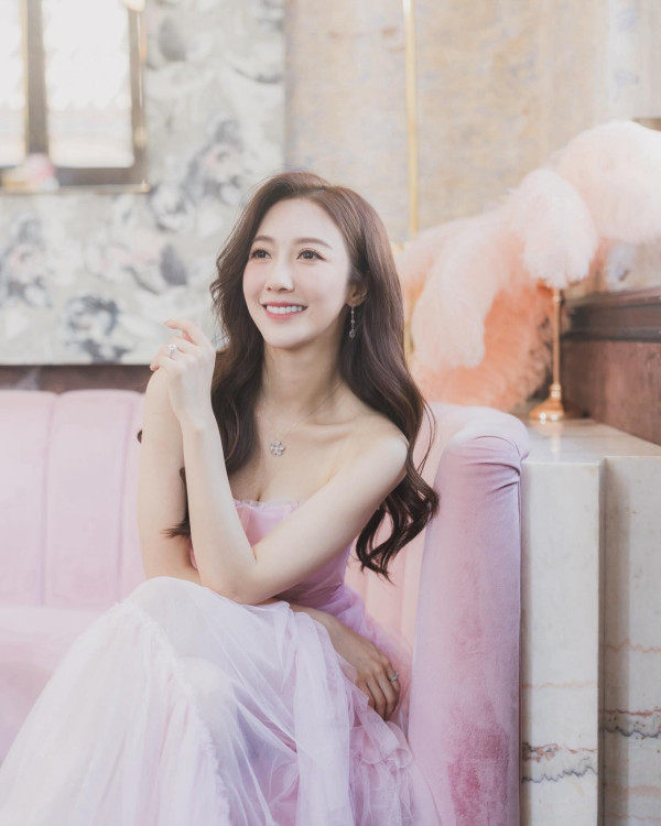 何依婷挺5個月肚佈置聖誕樹