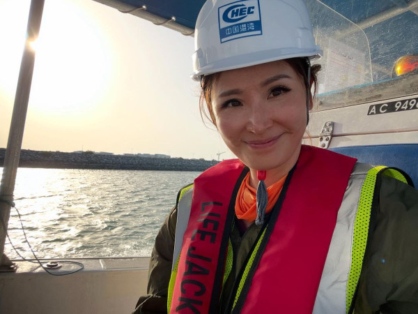 而她在去聖城麥加前,第一站先去阿聯酋國 無窮之路4|陳貝兒50度熱浪下遊聖城麥加險中暑 感恩途人2個舉動出手相救保命