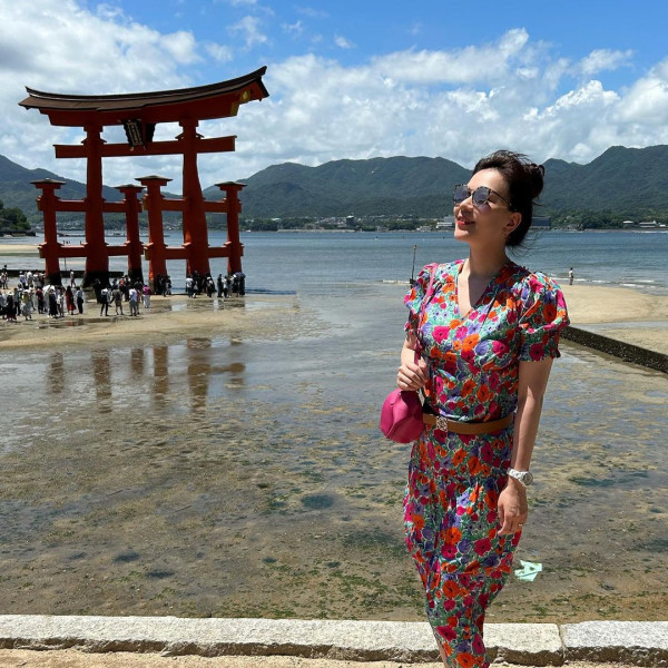 港姐季軍撇低機師老公飛泰國旅行 曬餅印母女合照 婚後淡出娛樂圈專心做人妻 