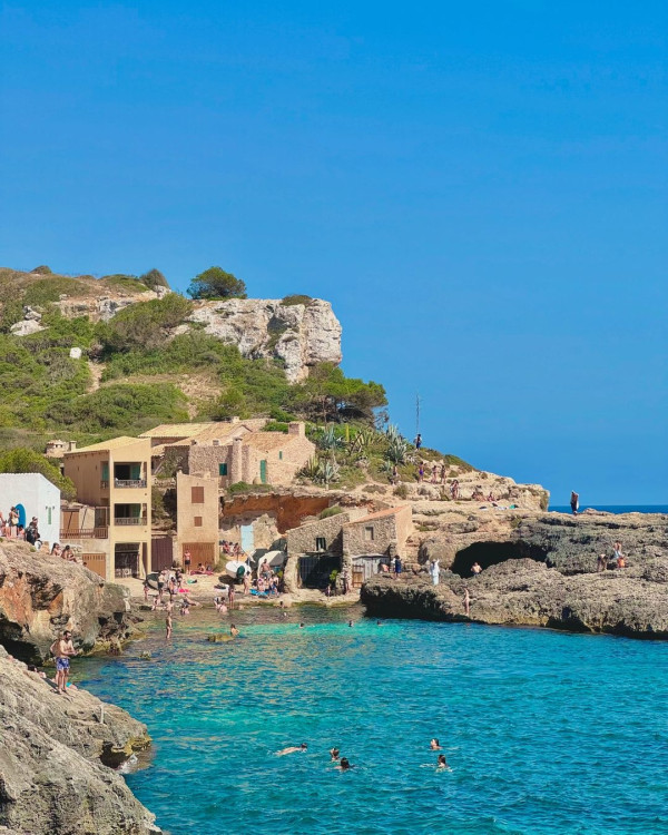 前TVB小花曬泳照高炒角度勁邪惡 西班牙之旅又屙又嘔 旅程慘被耽誤 