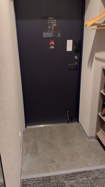 女子悉尼遭翻版雷神強抱 晒事發照片坦言：太突然 網民反應兩極 