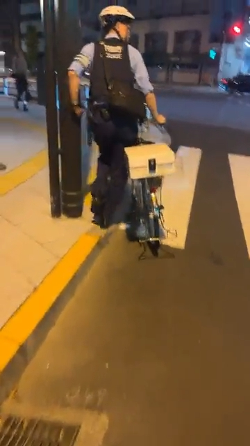 女子悉尼遭翻版雷神強抱 晒事發照片坦言：太突然 網民反應兩極 