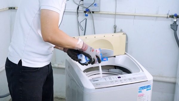 是次以一款售價約30元、日本製洗衣機清潔劑作測試。