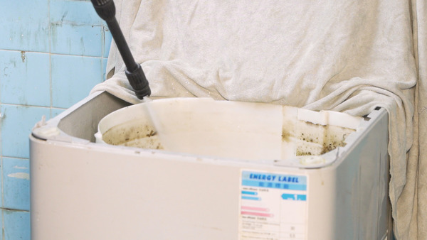 專家嘗試用將該洗衣機拆機，用高壓水槍清理，洗衣機各個零件上的污垢都被噴走。