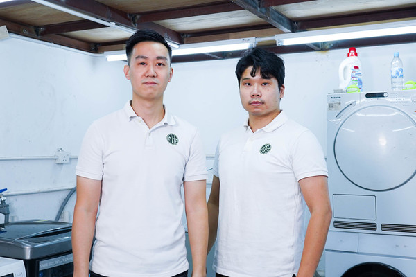Green 3 HK專業洗衣機清潔保養公司盧伯樂（右）和丘兆平（左） 。