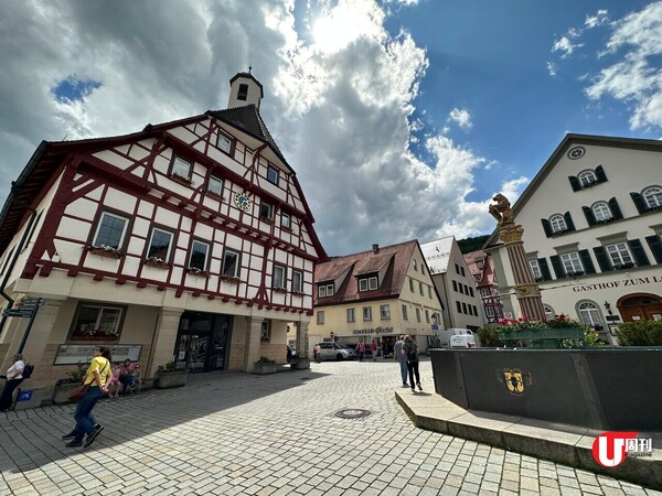 【德國旅遊】Stuttgart斯圖加特近郊！Swabian Alb走入洞穴、童話半木房屋村莊，睇Tiffany Blue色喀斯特湖 