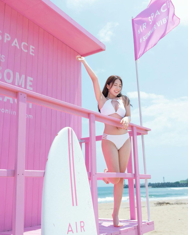 陳庭欣罕晒火辣泳衣相玩透視！洶湧胸形畢露震撼網民眼球！ 