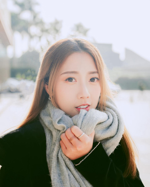 前J2小花離巢遊韓性感解放!突破底線晒T字泳褲露美臀!