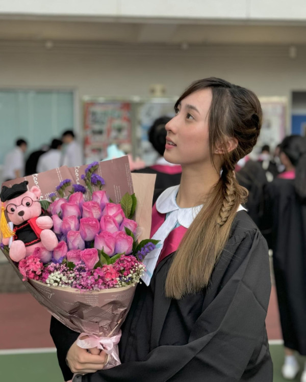 Lily Collins性感金裙現身首映禮！粉絲卻指顏值崩壞？ 