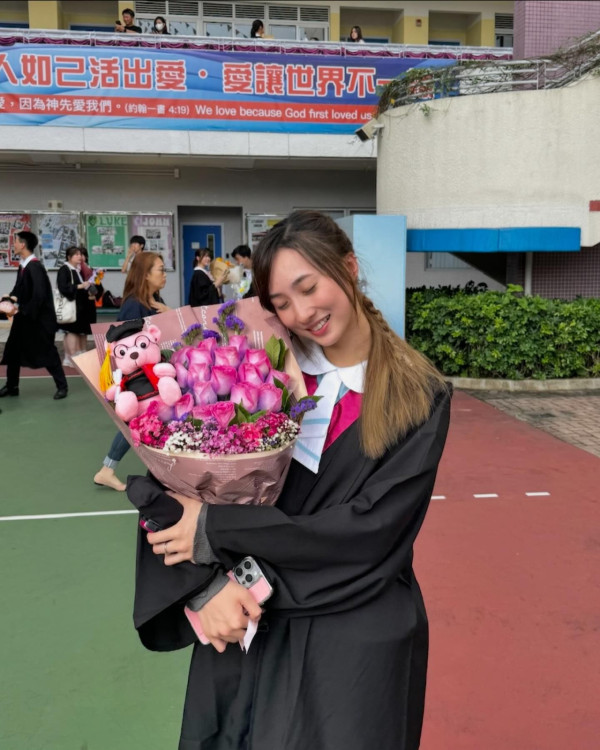 Lily Collins性感金裙現身首映禮！粉絲卻指顏值崩壞？ 