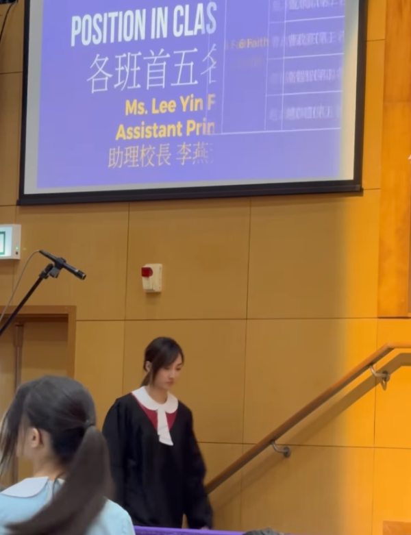 Lily Collins性感金裙現身首映禮！粉絲卻指顏值崩壞？ 