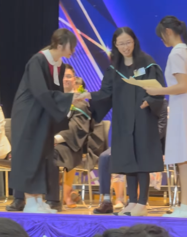 Lily Collins性感金裙現身首映禮！粉絲卻指顏值崩壞？ 