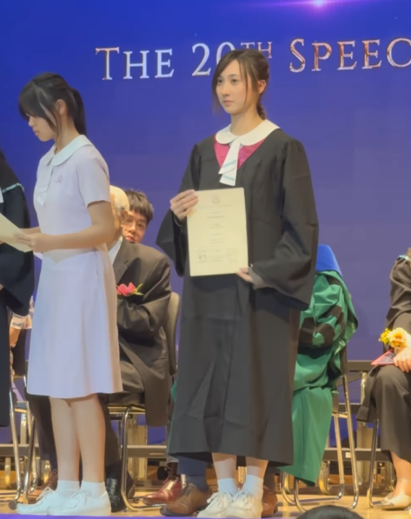 Lily Collins性感金裙現身首映禮！粉絲卻指顏值崩壞？ 