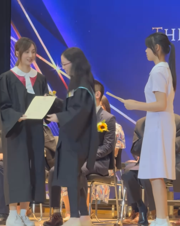 Lily Collins性感金裙現身首映禮！粉絲卻指顏值崩壞？ 