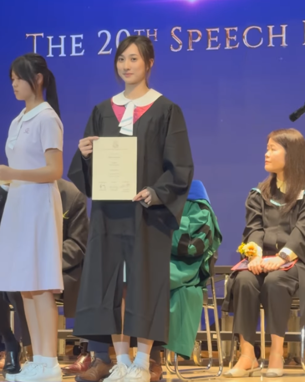 Lily Collins性感金裙現身首映禮！粉絲卻指顏值崩壞？ 