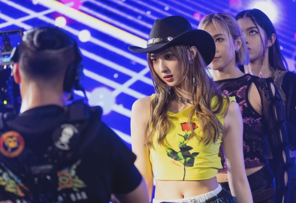 聲夢小花台北夜市化身神槍手 興奮曬戰利品 粉絲讚文武雙全 