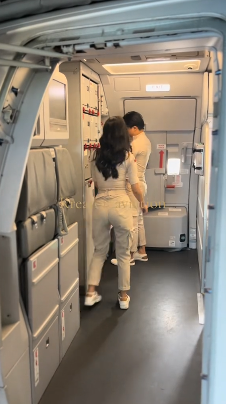 印尼空姐全新工裝制服  拋棄高踭鞋、窄身裙/另類性感美刷新網民認知？ 