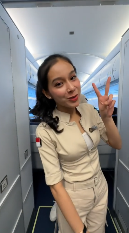 印尼空姐全新工裝制服  拋棄高踭鞋、窄身裙/另類性感美刷新網民認知？ 