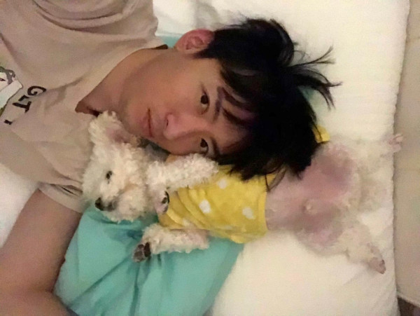 《愛回家》CPU｜譚坤倫愛犬曾被大狗咬超怕生 拍劇意外與金毛犬「冬甩」打成一片 