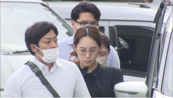 26歲托兒所職員佐久間清來涉虐兒被捕,其外貌引起日本網民熱議。(影片截圖) 日本托兒所26歲女職員扯5歲童頭髮被捕 頂級美貌撞樣太妍