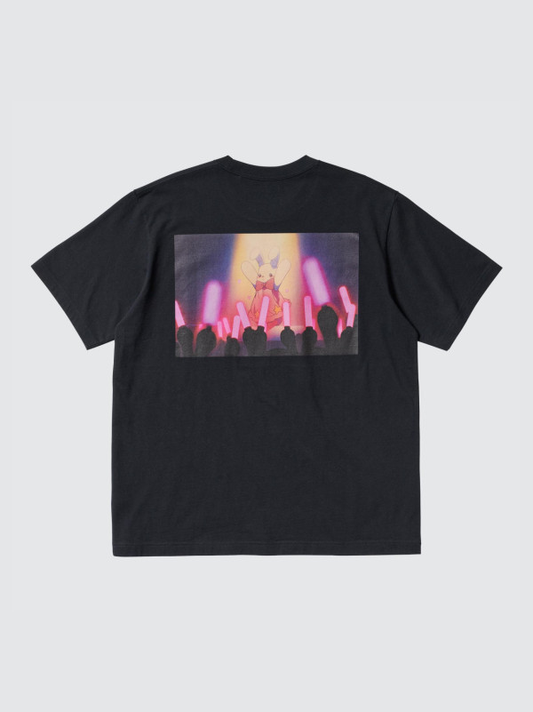 【我推的孩子】UT系列款式6：以片頭曲「IDOL」（YOASOBI）MV中的兔子為靈感設計，前面是一個簡約百搭的胸口單點印花，背面則是舞台上令人著迷的兔子大型圖案。成人款HK$99