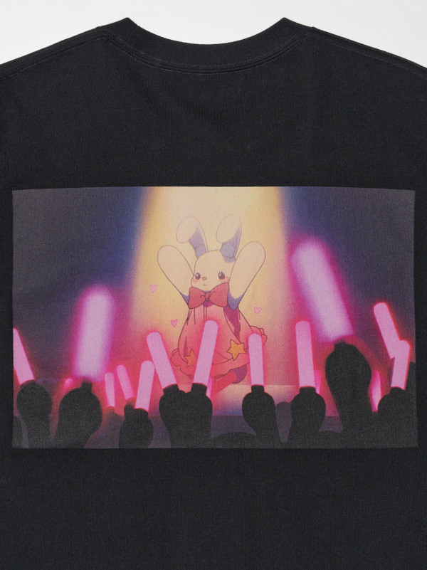 【我推的孩子】UT系列款式6：以片頭曲「IDOL」（YOASOBI）MV中的兔子為靈感設計，前面是一個簡約百搭的胸口單點印花，背面則是舞台上令人著迷的兔子大型圖案。成人款HK$99