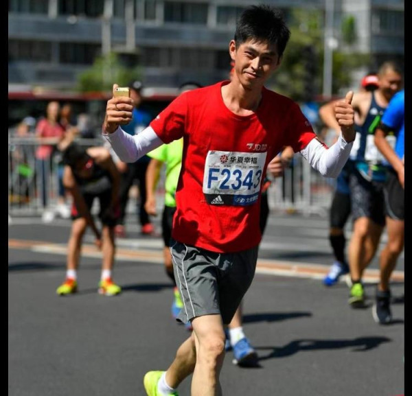 公司組隊參加2017年北京馬拉松比賽，欒玉帥獲推薦參賽。（網上圖片）