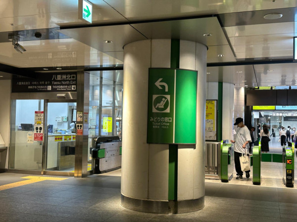 到JR EAST 指定車站窗口（其實用「服務中心」較貼切） 取乘車券。（韋珈萱攝） 