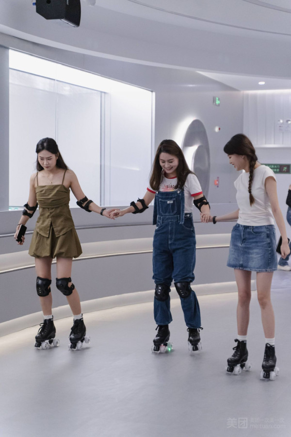 深圳TOPSTAGE運動潮玩區室內遊樂埸 佔地2000平方米/20多種娛樂設施!滾輪溜冰/保齡球/賽車