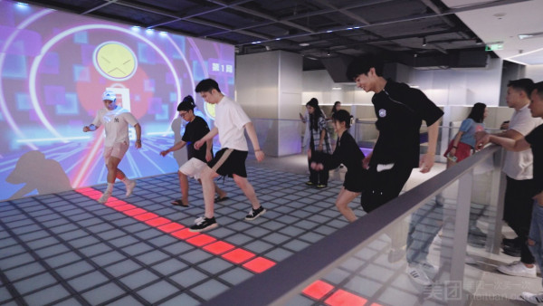 深圳TOPSTAGE運動潮玩區室內遊樂埸 佔地2000平方米/20多種娛樂設施!滾輪溜冰/保齡球/賽車