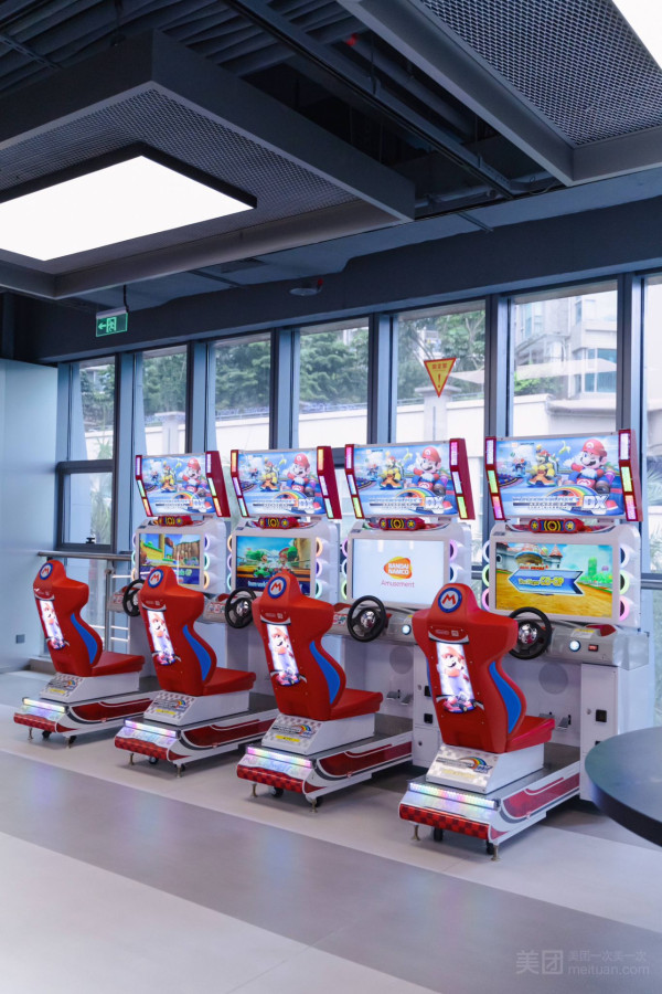 深圳TOPSTAGE運動潮玩區室內遊樂埸 佔地2000平方米/20多種娛樂設施!滾輪溜冰/保齡球/賽車