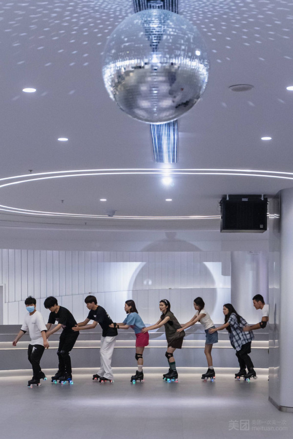 深圳TOPSTAGE運動潮玩區室內遊樂埸 佔地2000平方米/20多種娛樂設施!滾輪溜冰/保齡球/賽車