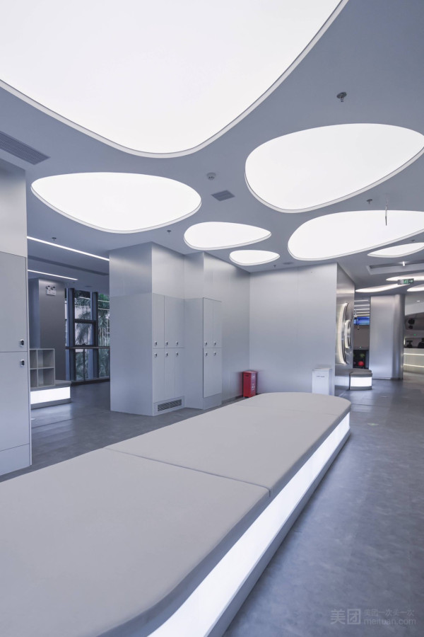 深圳TOPSTAGE運動潮玩區室內遊樂埸 佔地2000平方米/20多種娛樂設施!滾輪溜冰/保齡球/賽車