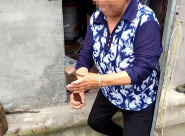 湖北九旬婦將手榴彈當一物用逾20年 網友大驚：這命不是一般硬 