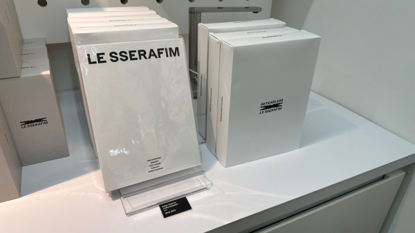 LE SSERAFIM香港期間限定店︱香港店限定貨品！黑白金屬風成員同款衣服