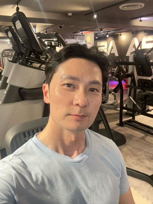 《愛回家》男配角北上擺檔搵食現況曝光 日頭賣咖啡夜晚騷肌直播教英文