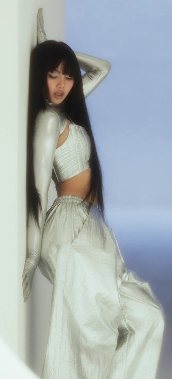 Lisa《Rockstar》MV被批:低成本製作?