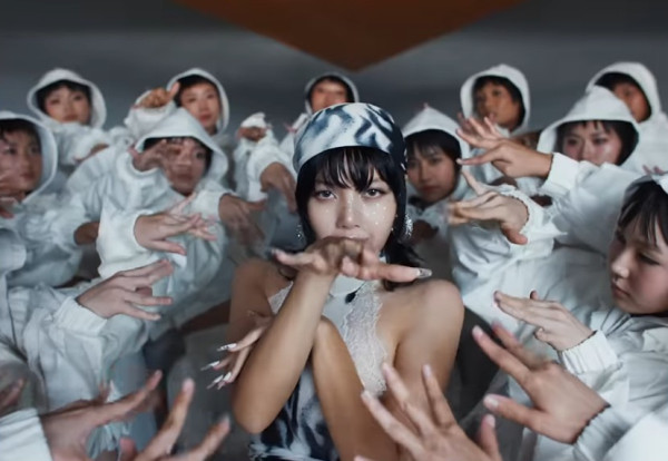 Lisa《Rockstar》MV被批:低成本製作?