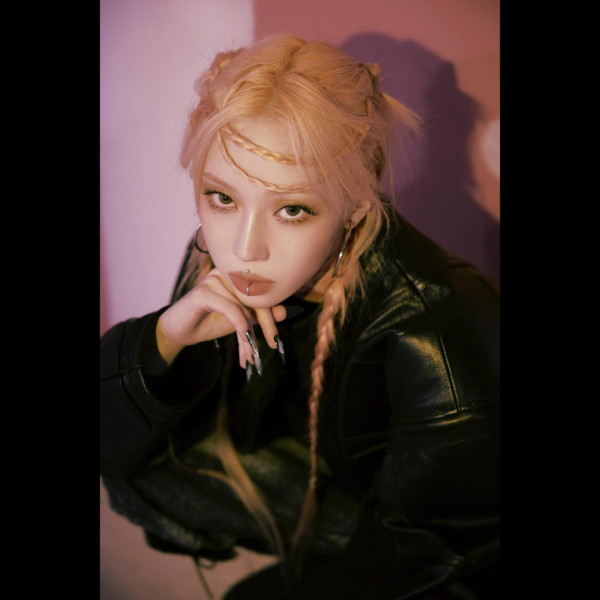 Y3K時代正式來臨!aespa、Lisa親身示範!認識Y3K風格3大穿搭元素