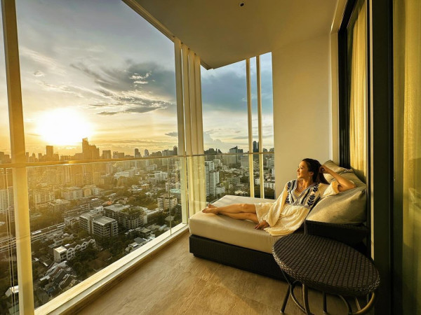 姚嘉妮宣布離婚後首次更新近況 帶子女遊曼谷散心 大騷美腿+凍齡自拍 