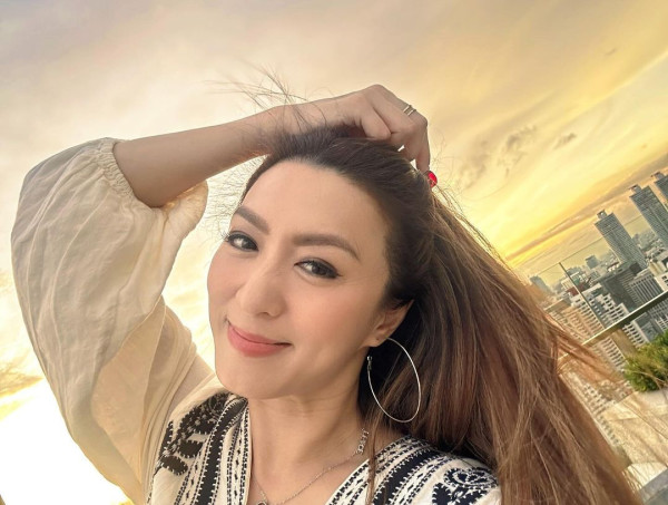 姚嘉妮宣布離婚後首次更新近況 帶子女遊曼谷散心 大騷美腿+凍齡自拍 