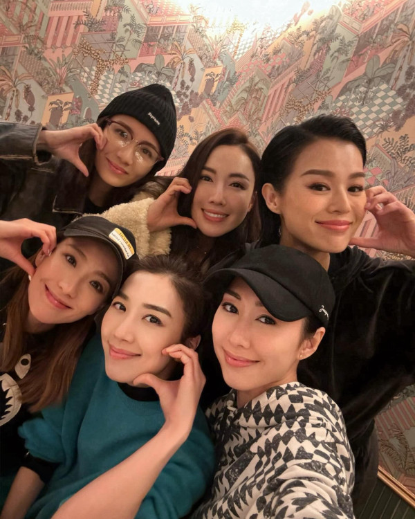 黃智雯與李施嬅(Selena)、胡蓓蔚(豹嫂)、胡定欣、胡杏兒及姚子羚組成的「胡說八道會」閨蜜團一向都十分好感情／圖片來源：IG@wong_manman