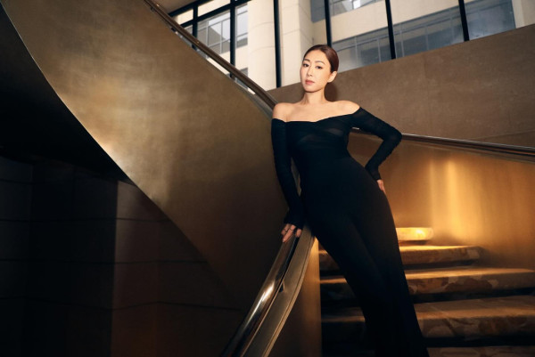 胡定欣身穿黑色露肩上衣配搭長西褲現身上海/圖片來源:IG@nwuuu