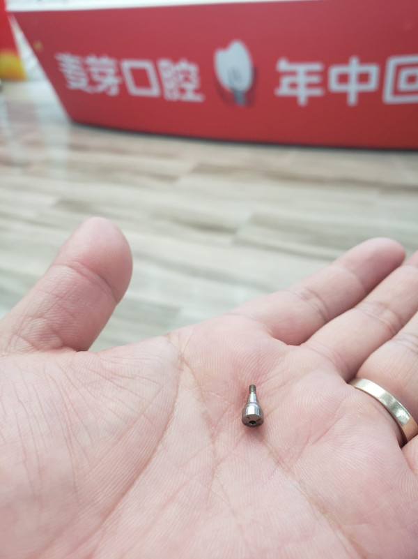 港男花逾7千人仔深圳種牙 半夜險被螺絲釘鯁死！診所回覆令事主激到一肚氣 