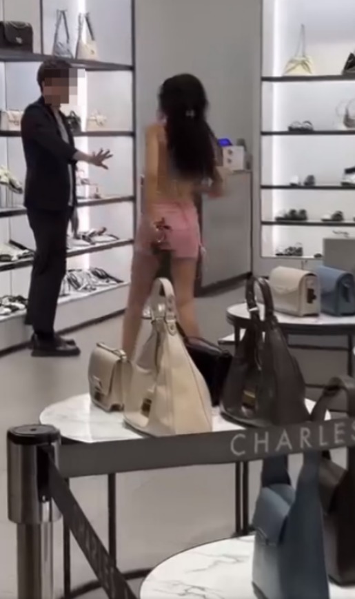 來源:facebook群組「香港交通突發報料區突發事故資迅谷: 點只係交通咁簡單」 性感赤腳女遊客大鬧服裝店!身份曝光下場慘了